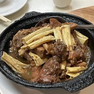 Beef Stew with Lettuce in Clay Pot