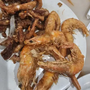 Saw and pepper shrimp. Fried calamari