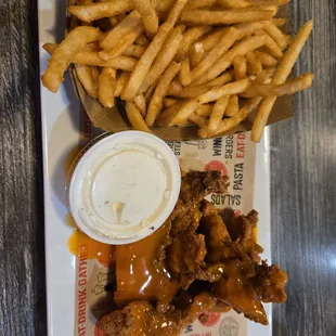 chicken wings and fried chicken, bbq chicken, fried chicken wings, food, fried chicken, poultry, chicken, chicken wings, bbq wings