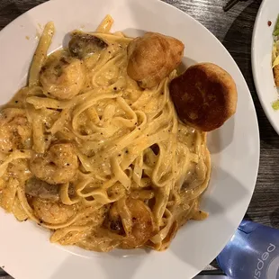  a plate of pasta with chicken and mushrooms