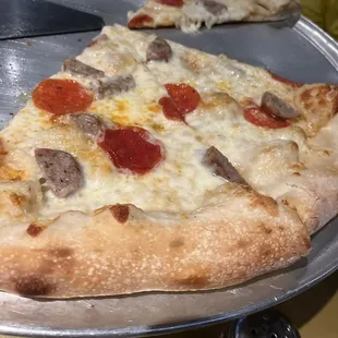 Delicious! We had a sausage &amp; pepperoni pizza with white sauce.