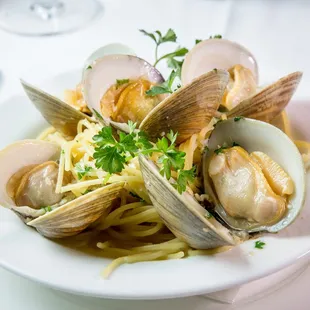 clams&apos; linguine lunch