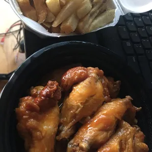 chicken wings and fried chicken, fried chicken wings, chicken wings, poultry, food, bbq wings, bbq chicken, fried chicken, chicken