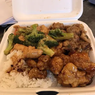 Combo $7.50 includes a can drink. General Tso, chicken and broccoli and spicy pepper chicken. I enjoyed it