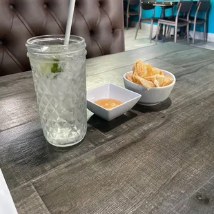 Water with lime. And chipotle Mayo with wonton chips . Not the best
