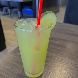 Agua de limon con pepino