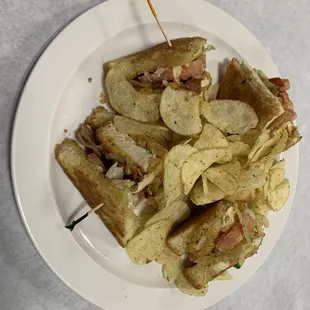 Club sandwich with chips
