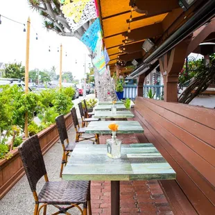 Outdoor sidewalk dining to people watch.