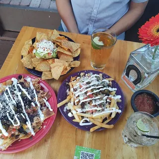 Shredded Chicken Nachos Con Queso