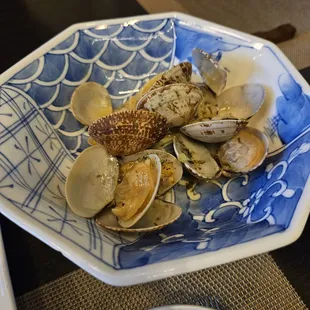Steamed clams in butter sauce