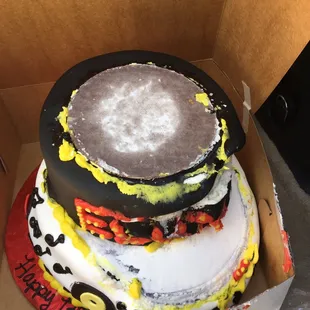 This clearly shows there were no dowels to hold the cake together. And the bottom layer completely collapsed.