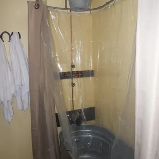 Wonderfully hot relaxing shower. Fun to bathe in a trough.