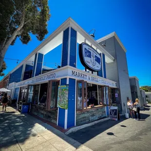Popular seafood shop with great tacos