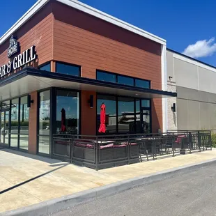 Encore bar &amp; grill outside patio (outside dining)