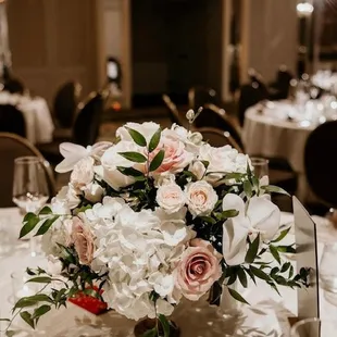 Beautiful shorter centerpieces.