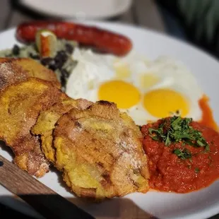 Patacon con huevos + chorizo