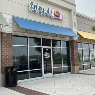 the outside of a restaurant