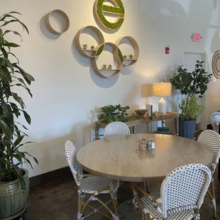 Such cute/clean decor!