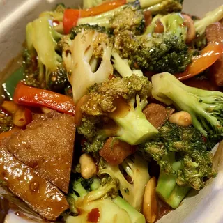 #63 Kung Pao Chicken w/ Peppers, Broccoli & Peanuts in a Spicy Sauce