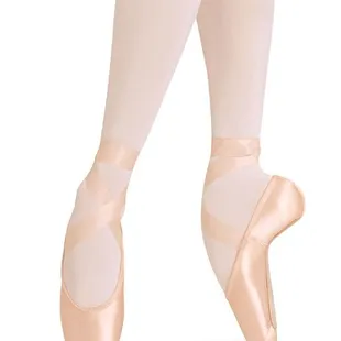 European Balance has a curved last which follows the natural contours of the foot, providing maximum comfort and injury protection.