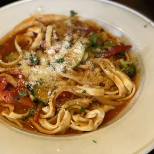 Pasta pomodoro with vegetables