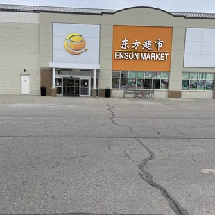 Plenty of parking very big Asian grocery store near costco
