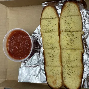 Garlic bread w/ our signature marinara