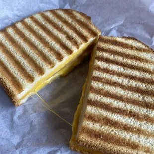 a grilled cheese sandwich cut in half