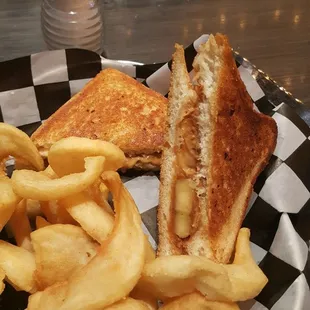 Grilled Peanut Butter & Banana Sandwich