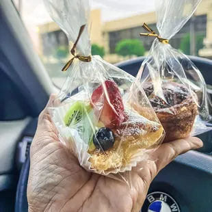 Delivery service for Auntie: Mix Fruit Tart &amp; Nutella Danish