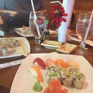 Lunch w the girls at work.. It's ok here very pricey and sushi is not authentic. Well to me anyways.