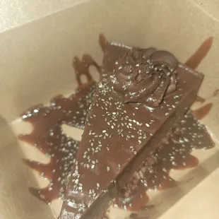 Chocolate canela: Chocolate-cinnamon cheesecake drizzled with chocolate sauce