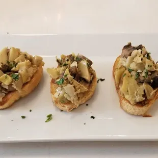 Mushroom and artichoke crostini