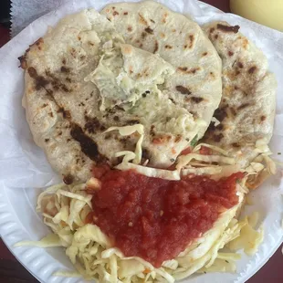 Pupusa de queso con loroco