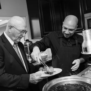 Full-service carving station