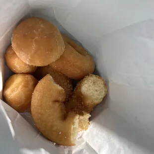 Literally the BEST DONUTS... I've been trying different donuts in the south to find a new favorite spot. I found it!! Perfect!!