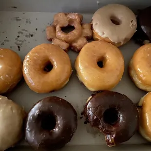Nothing but glaze doughnuts...yuck! Don't order from these guys through door dash. Looks nothing like photo.