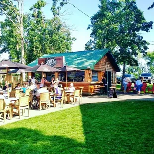Ernie&apos;s Patio Bar