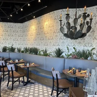 I love love the chandelier!