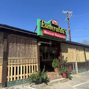 Front entrance- cute outdoor dining set up
