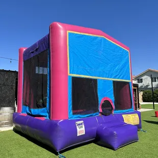 15'x15' Module Bounce House (Pink) $110
To book www.esparzarentals.com
