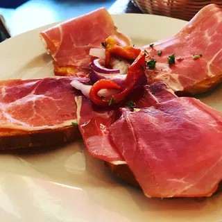 Jamon Serrano en Pan con Tomate