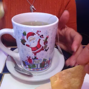They give tea / hot drinks in the cutest little holiday cups