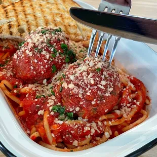 Spaghetti 
&amp; 
Meatballs