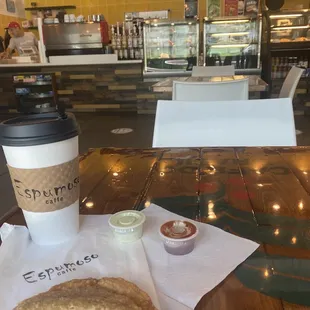 Coconut Cafe con Leche y empanada de vegetales