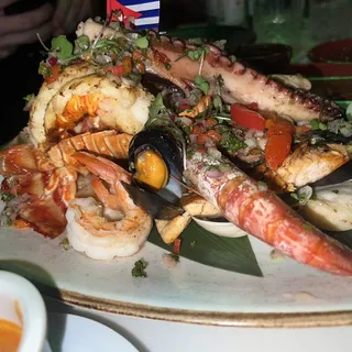 Seafood Mix Grill (Parrillada el Pescador)