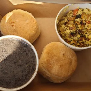 Tofu scramble, biscuits and mushrooms gravy 100%