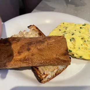 a plate of breakfast food