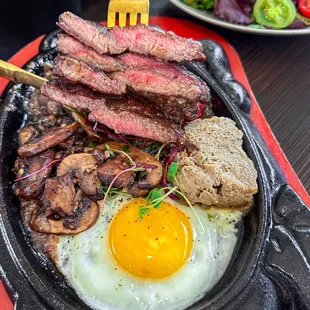 Wagyu beef skillet with salad and baguette