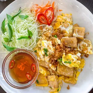 Rice cake with eggs and papaya salad